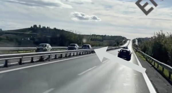 Οδηγούσε ανάποδα στη Μουδανίων με μεγάλη ταχύτητα – Του έκαναν σινιάλο να σταματήσει