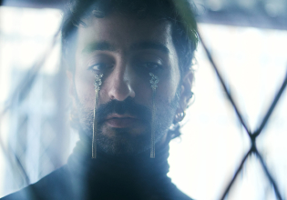 «Κάπου περνούσε μια φωνή»: Τελευταίες παραστάσεις στο HOOD art space