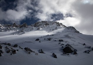 Φωκίδα: Αγκαλιασμένοι μέσα στο χιόνι εντοπίστηκαν οι ορειβάτες που έχασαν τη ζωή τους στα Βαρδούσια