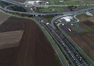 Αγρότες: Κλιμακώνουν παρά την καταστολή εντείνοντας την πίεση στην κυβέρνηση