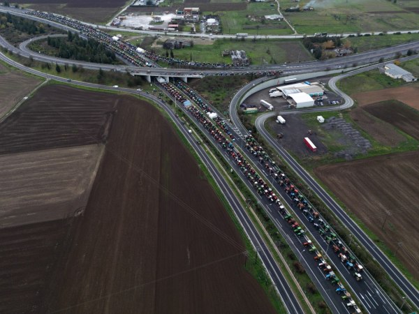 Αγρότες: Κλιμακώνουν παρά την καταστολή εντείνοντας την πίεση στην κυβέρνηση