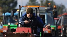 Αγρότες: Συνεχίζουν αλύγιστοι παρά την καταστολή – Συγκέντρωση αλληλεγγύης στους συλληφθέντες, νέα συνέλευση