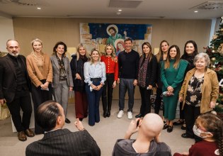 Χριστούγεννα αγάπης από τη ΘΕΟΝΗ με τον Σάκη Ρουβά στον Ξενώνα «Μαριάννα Β. Βαρδινογιάννη – ΕΛΠΙΔΑ»