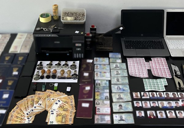 Συνελήφθη 58χρονος για πλαστά ταξιδιωτικά έγγραφα και διακίνηση μεταναστών – Το παράνομο εργαστήριο στην Κυψέλη
