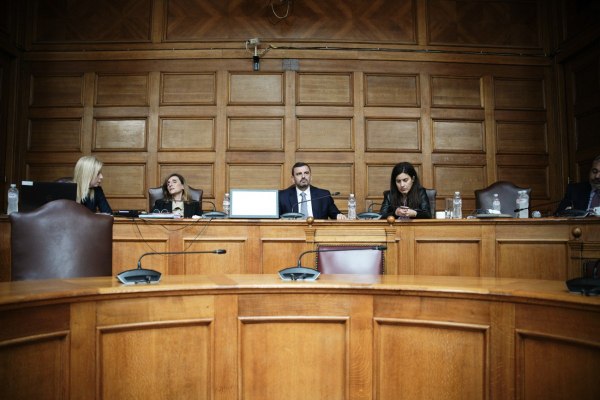 Εξεταστική – ΟΠΕΚΕΠΕ: Η ώρα των απαντήσεων για τον «Φραπέ» – Δείτε live τη συνεδρίαση