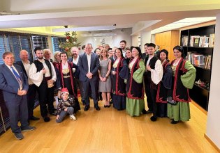 Άκουσε τα κάλαντα ο Φάμελλος: Ενωμένοι να κάνουμε την πατρίδα μας σημαντική για όλο τον κόσμο