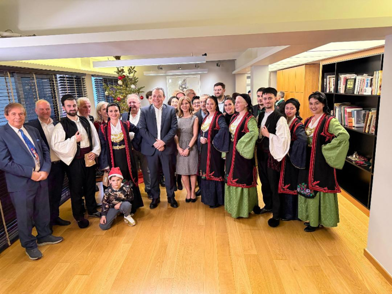 Άκουσε τα κάλαντα ο Φάμελλος: Ενωμένοι να κάνουμε την πατρίδα μας σημαντική για όλο τον κόσμο