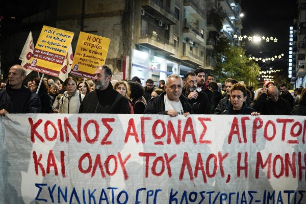 Κινητοποίηση συμπαράστασης στους αγρότες από Ομοσπονδίες και σωματεία στο υπ. Αγροτικής Ανάπτυξης