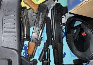 Καλύβια: Αυτά είναι τα καλάσνικοφ που βρέθηκαν στο κλεμμένο ΙΧ – Κρατά το στόμα του κλειστό ο 37χρονος