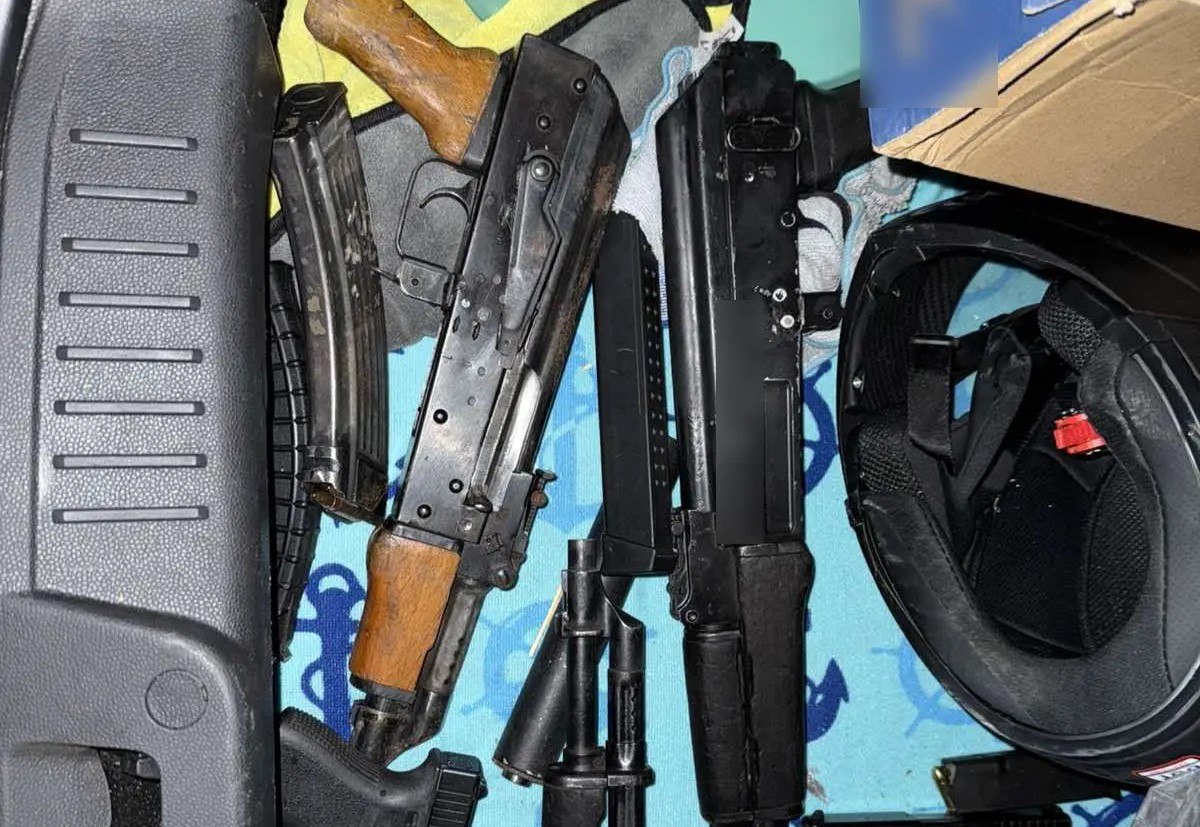 Καλύβια: Αυτά είναι τα καλάσνικοφ που βρέθηκαν στο κλεμμένο ΙΧ – Κρατά το στόμα του κλειστό ο 37χρονος