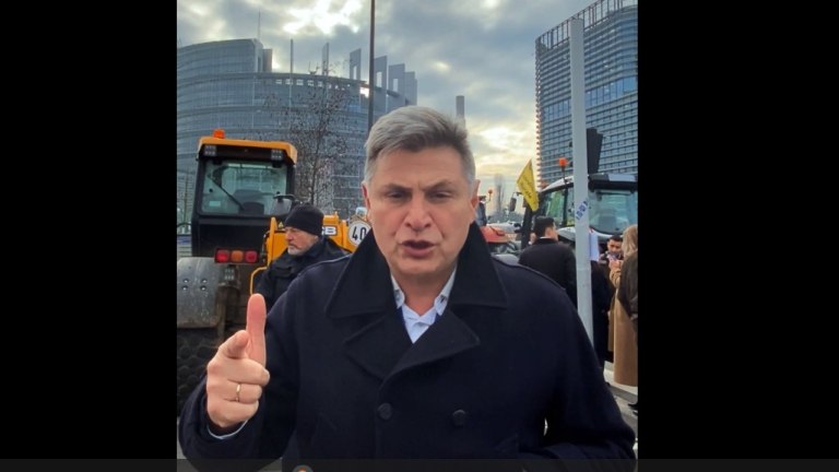 Στα μπλόκα των αγροτών στο Στρασβούργο ο Φαραντούρης – «Οι Έλληνες αγρότες αντιμετωπίζουν διαφθορά και ‘Φραπέδες’»