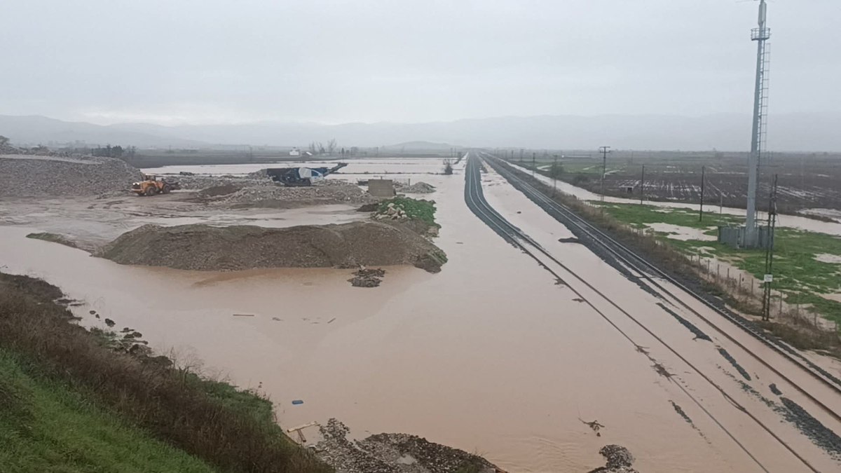 Hellenic Train: Διακόπηκαν τα δρομολόγια στο τμήμα Λάρισα – Λειανοκλάδι λόγω της υπερχείλισης του Ενιπέα