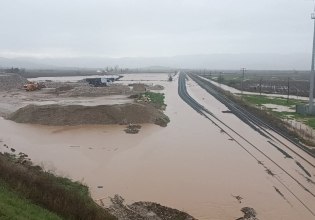 Hellenic Train: Διακόπηκαν τα δρομολόγια στο τμήμα Λάρισα – Λειανοκλάδι λόγω της υπερχείλισης του Ενιπέα