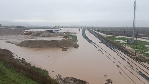 Hellenic Train: Διακόπηκαν τα δρομολόγια στο τμήμα Λάρισα – Λειανοκλάδι λόγω της υπερχείλισης του Ενιπέα