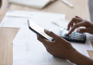 Επιδόματα: Πώς διαμορφώνονται μετά τις αυξήσεις σε μισθούς και συντάξεις