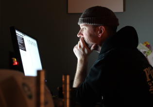 Τα chatbot τροφοδοτούν ψυχωτικές ιδέες, προειδοποιπούν γιατροί