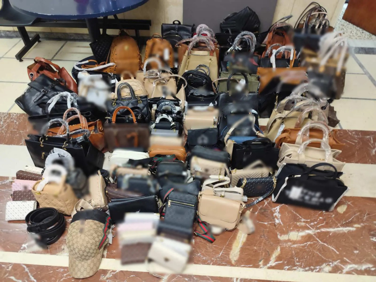 Τρεις συλλήψεις για παράνομο εμπόριο και προϊόντα «μαϊμού» στον Πειραιά