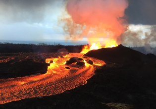 Εντυπωσιακές εικόνες από το ηφαίστειο Κιλαουέα στη Χαβάη: Νεαροί πόζαραν ανενόχλητοι δίπλα στη λάβα