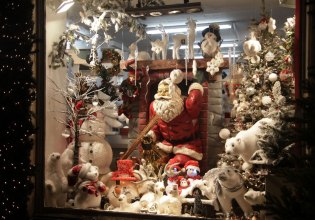 Παραμονή Πρωτοχρονιάς: Τι ώρα κλείνουν σήμερα καταστήματα και σούπερ μάρκετ