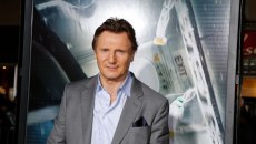 Ο Λίαμ Νίσον συμμετέχει σε ντοκιμαντέρ για τη διαφθορά στη φαρμακοβιομηχανία και τον βαφτίζουν «αντιεμβολιαστή»