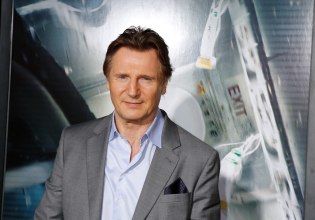 Ο Λίαμ Νίσον συμμετέχει σε ντοκιμαντέρ για τη διαφθορά στη φαρμακοβιομηχανία και τον βαφτίζουν «αντιεμβολιαστή»