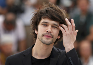 «Για να είσαι επιτυχημένος πρέπει να είσαι σέξι με έναν straight τρόπο»: Ο Μπεν Γουίσοου παρατηρεί τη λίμπιντο της Νέας Υόρκης