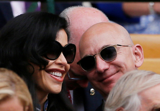 Μούσι, καουμπόικο καπέλο και τζιν: Ο Τζεφ Μπέζος «θερίζει» το Άσπεν με την Λόρεν Σάντσεζ και νέο λουκ