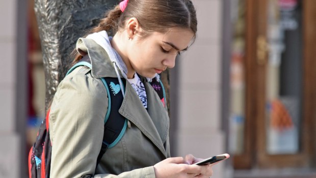 Και η Γαλλία ετοιμάζεται να απαγορεύσει τα social media στα παιδιά