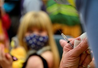 ΗΠΑ: Η κυβέρνηση Τραμπ επιβεβαιώνει «έρευνα» για πιθανούς θανάτους οφειλόμενους στα εμβόλια κατά της COVID