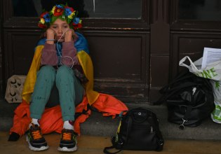 Από την αλληλεγγύη, στον ρατσισμό – Στην Πολωνία, οι πρόσφυγες από την Ουκρανία μπαίνουν πια στο στόχαστρο