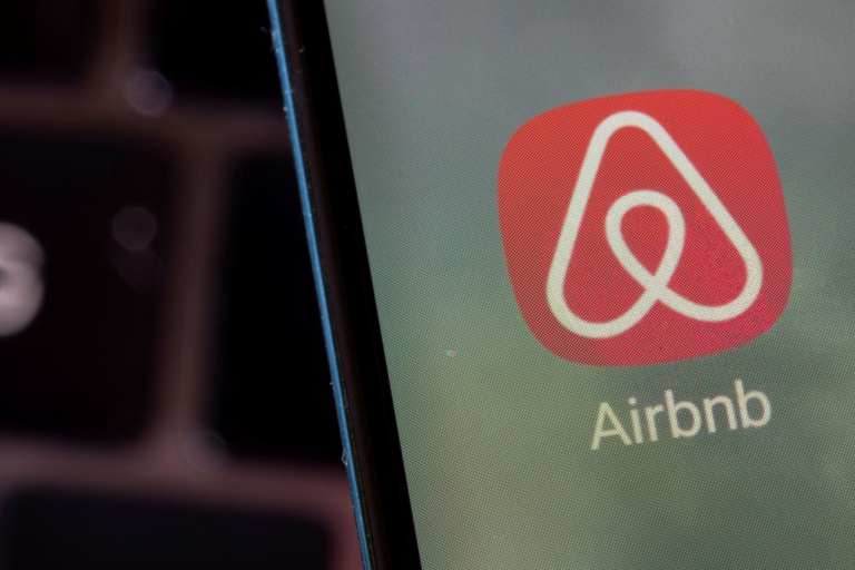 Airbnb: Ρεκόρ στις βραχυχρόνιες μισθώσεις παρά τα μέτρα