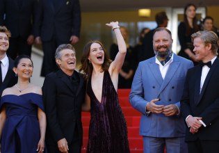 Ο φόβος, η εμπιστοσύνη και ένα απρόβλεπτο σύμπαν: Γιώργος Λάνθιμος και Τζέσι Πλέμονς σε μια σπάνια συνέντευξη για το Bugonia