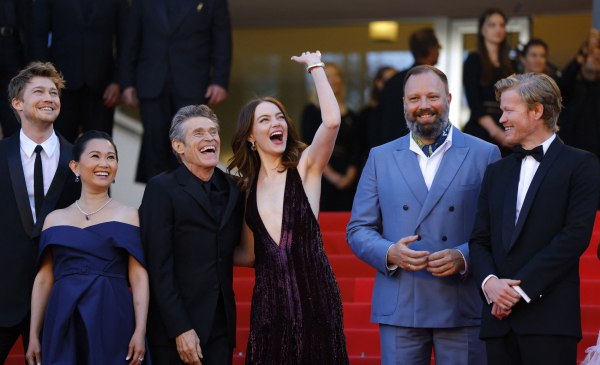 Ο φόβος, η εμπιστοσύνη και ένα απρόβλεπτο σύμπαν: Γιώργος Λάνθιμος και Τζέσι Πλέμονς σε μια σπάνια συνέντευξη για το Bugonia