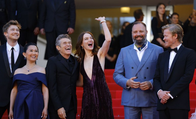 Ο φόβος, η εμπιστοσύνη και ένα απρόβλεπτο σύμπαν: Γιώργος Λάνθιμος και Τζέσι Πλέμονς σε μια σπάνια συνέντευξη για το Bugonia