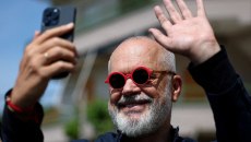 Ο Έντι Ράμα στις μεγάλες φουάρ, με αντιδράσεις: Ο πρωθυπουργός της Αλβανίας ως καλλιτέχνης στη Frieze και την Art Basel