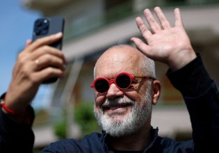 Ο Έντι Ράμα στις μεγάλες φουάρ, με αντιδράσεις: Ο πρωθυπουργός της Αλβανίας ως καλλιτέχνης στη Frieze και την Art Basel