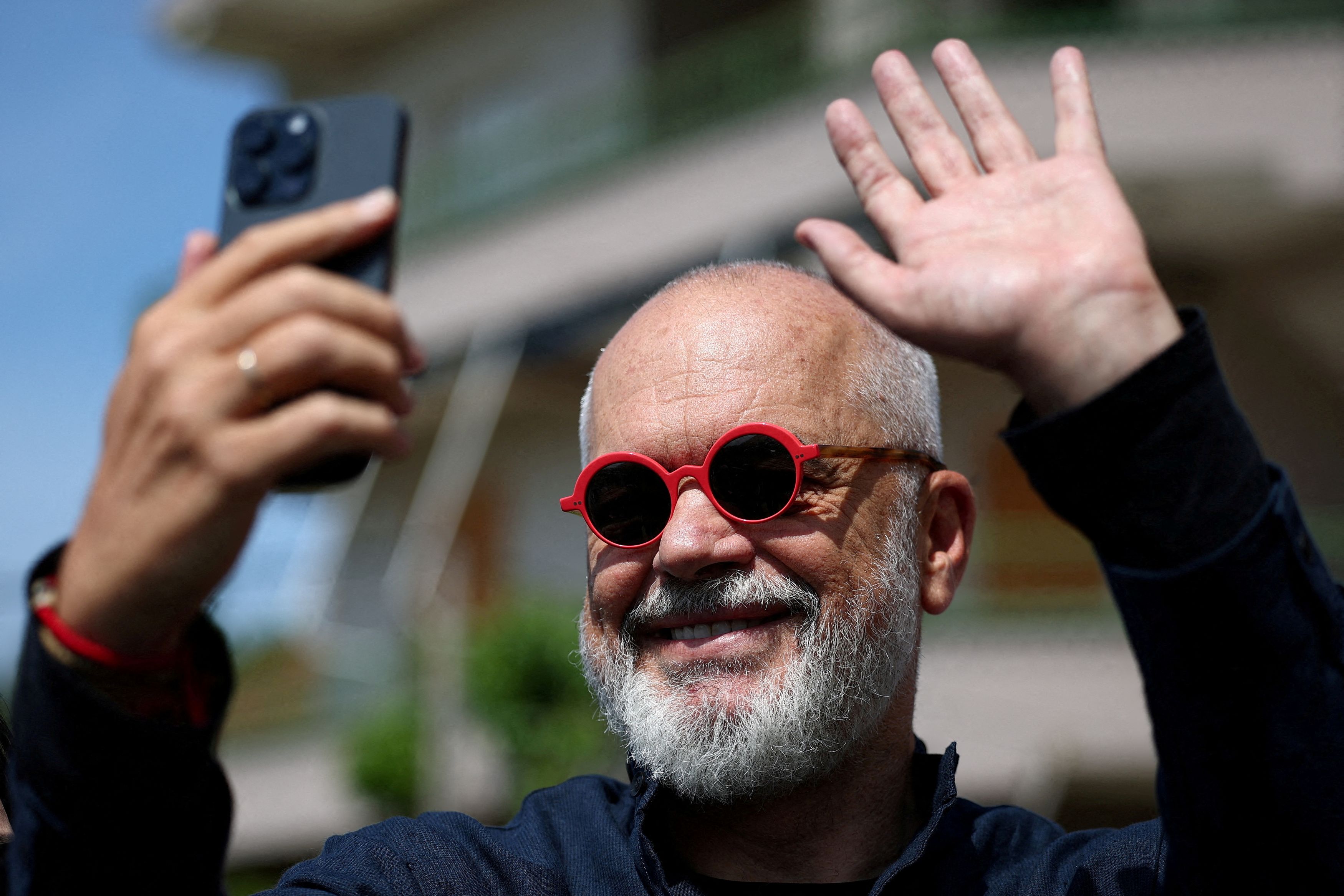 Ο Έντι Ράμα στις μεγάλες φουάρ, με αντιδράσεις: Ο πρωθυπουργός της Αλβανίας ως καλλιτέχνης στη Frieze και την Art Basel