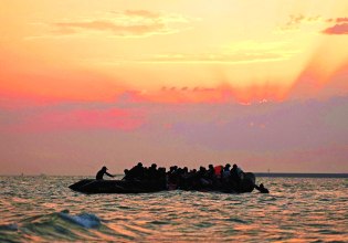 ΕΣΔΑ: Ο Στάρμερ καλεί την Ευρώπη να περιορίσει τα δικαιώματα των μεταναστών για να… αντιμετωπίσει την ακροδεξιά