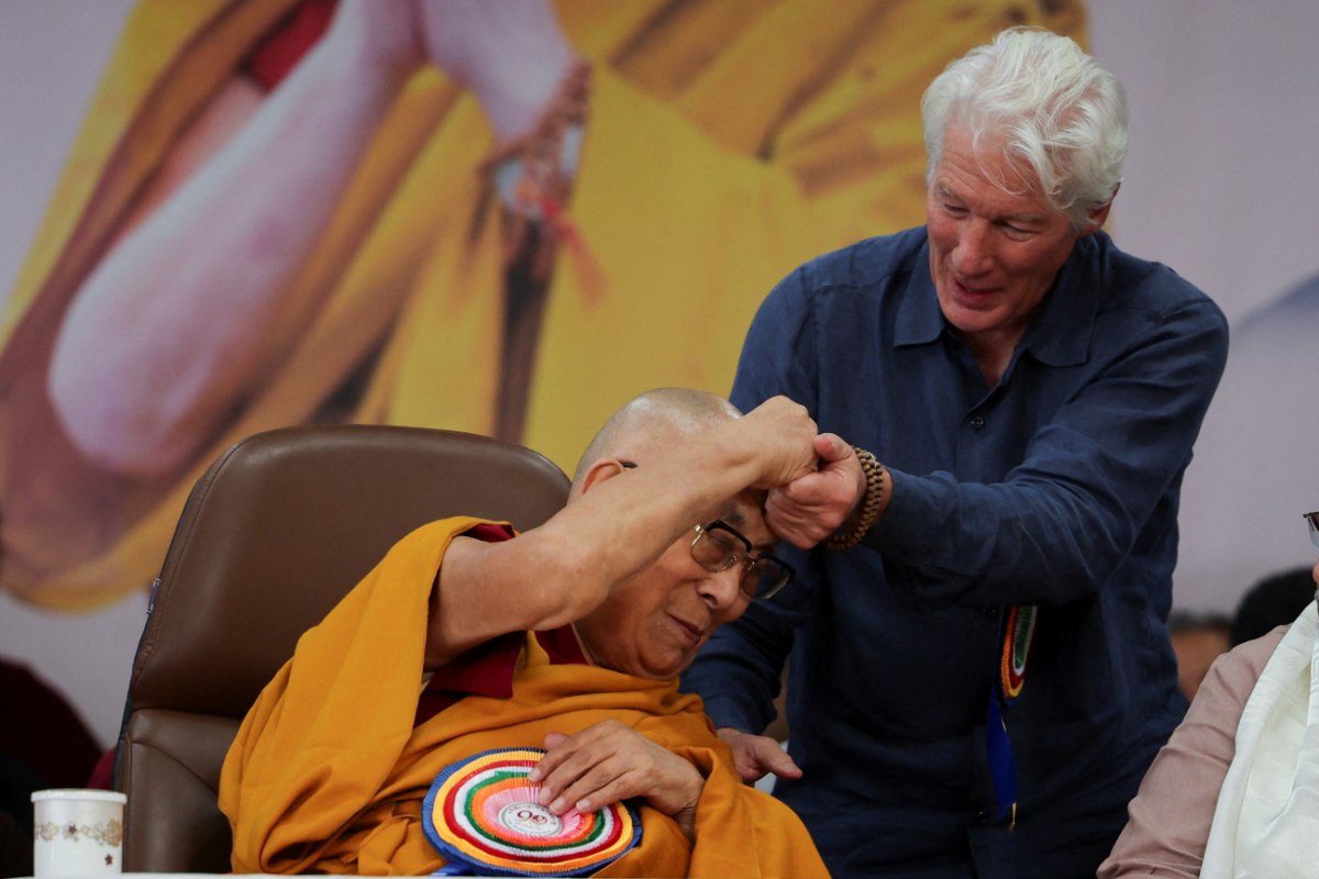 «Βρισκόμαστε σε λάθος δρόμο» – Ο Ρίτσαρντ Γκιρ για τον Δαλάι Λάμα, την καλοσύνη και τους σημερινούς ηγέτες