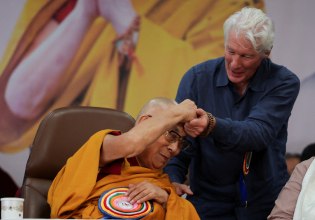 «Βρισκόμαστε σε λάθος δρόμο» – Ο Ρίτσαρντ Γκιρ για τον Δαλάι Λάμα, την καλοσύνη και τους σημερινούς ηγέτες