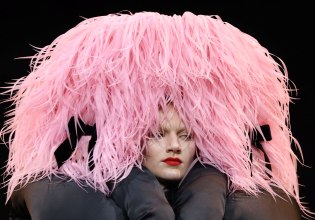 Απωθητικά, άβολα, δυστοπικά πατρόν – Τι ακριβώς κάνει η μόδα στις γυναίκες;