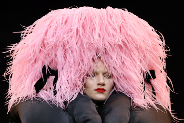 Απωθητικά, άβολα, δυστοπικά πατρόν – Τι ακριβώς κάνει η μόδα στις γυναίκες;