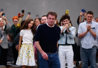 Τζόναθαν Άντερσον: Για τρίτη φορά, Σχεδιαστής της Χρονιάς στα Βρετανικά Βραβεία Μόδας 2025 – Όλοι οι νικητές