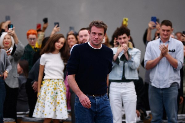 Τζόναθαν Άντερσον: Για τρίτη φορά, Σχεδιαστής της Χρονιάς στα Βρετανικά Βραβεία Μόδας 2025 – Όλοι οι νικητές