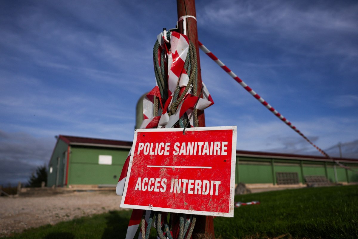 «Υγειονομική αστυνομία. Η είσοδος απαγορεύεται» γράφει η πινακίδα έξω από αποκλεισμένο πρηνοτροφείο στο Γκραντ Εστέτ της Γαλλίας στις 6 Νοεμβρίπυ (Reuters) 