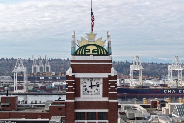 Starbucks: Σε «ομηρία» η πρώτη συλλογική σύμβαση