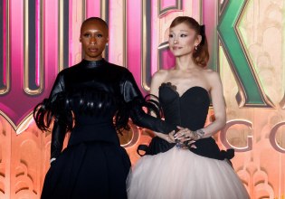 Η Σίνθια Ερίβο και η Αριάνα Γκράντε σε «μη-ημι-περίεργη, ημι-δυαδική σχέση»; Τι σημαίνει αυτό;