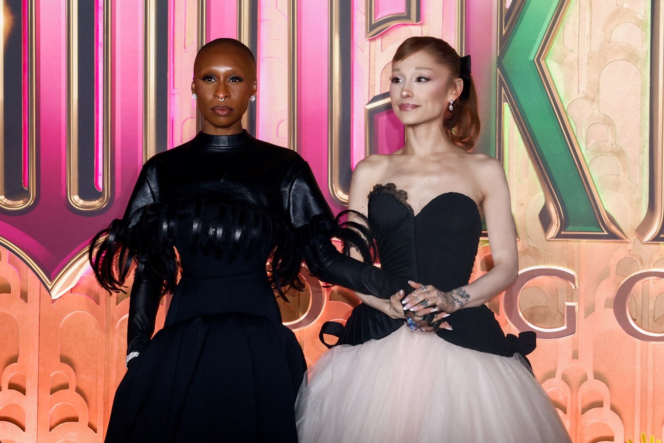 Η Σίνθια Ερίβο και η Αριάνα Γκράντε σε «μη-ημι-περίεργη, ημι-δυαδική σχέση»; Τι σημαίνει αυτό;