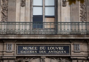 Λούβρο: Από την «κλοπή του αιώνα» σε πλημμύρα – Ζημιές σε εκατοντάδες βιβλία στο Τμήμα Αιγυπτιακών Αρχαιοτήτων