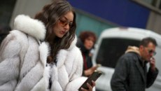 Η βιομηχανία της μόδας γυρίζει την πλάτη στην αληθινή γούνα